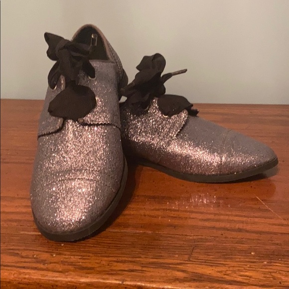 🌟🥳HP🥳🌟 Oxfords sparkly and bows! Say yes! - Picture 1 of 9